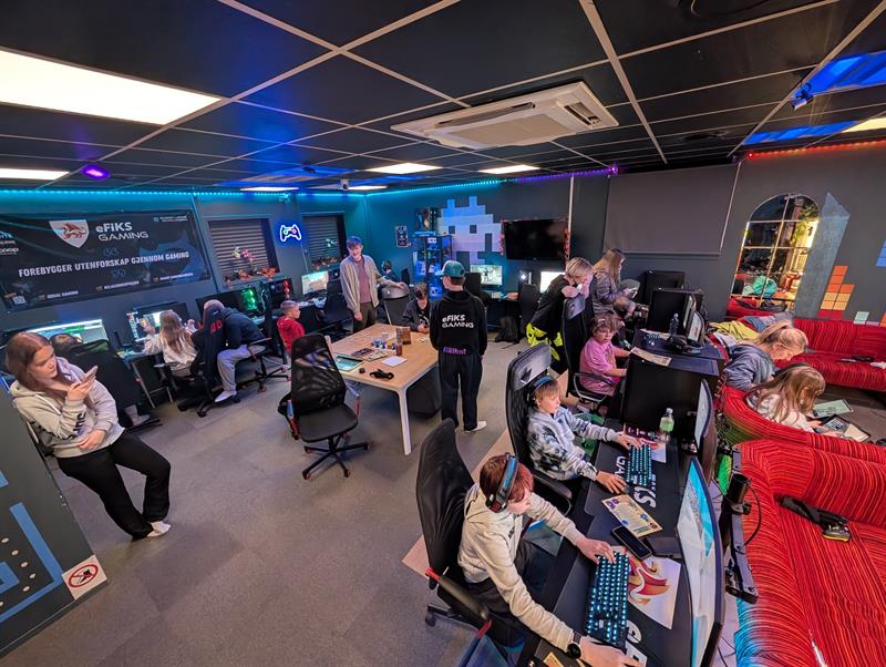 På dagtid bruker eFiKS gaming som et pedagogisk verktøy for elever som har behov for alternative læringsarenaer. På fritiden gir de ungdom et trygt sted å møtes med mange ulike aktiviteter. Foto: Bent Nordfjellmark