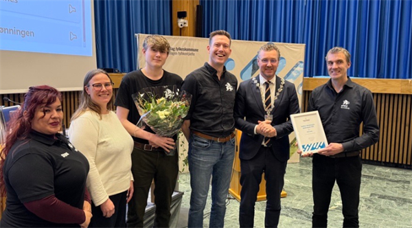 eFiKS Gaming fikk inkluderingsprisen under fylkestinget i Steinkjer 10. desember. (F.v.) Patricia Serrano-Gonzalez, Lill-Tonje Brekstad-Korsvik, Even Finnes Nordfjellmark, Bent Nordfjellmark, fylkesordfører Tomas Iver Hallem  og Guttorm Tysdal. Foto: Bjørn Langli/Trøndelag fylkeskommune.