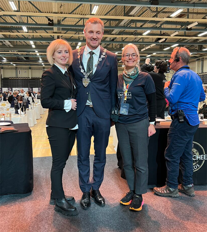 Oi mat og drikke.png Styreleder for Oi Trøndersk mat og drikke, Ida Stuberg, fylkesordfører Tomas Iver Hallem og daglig leder for Oi Trøndersk mat og drikke, Astrid Rustad.