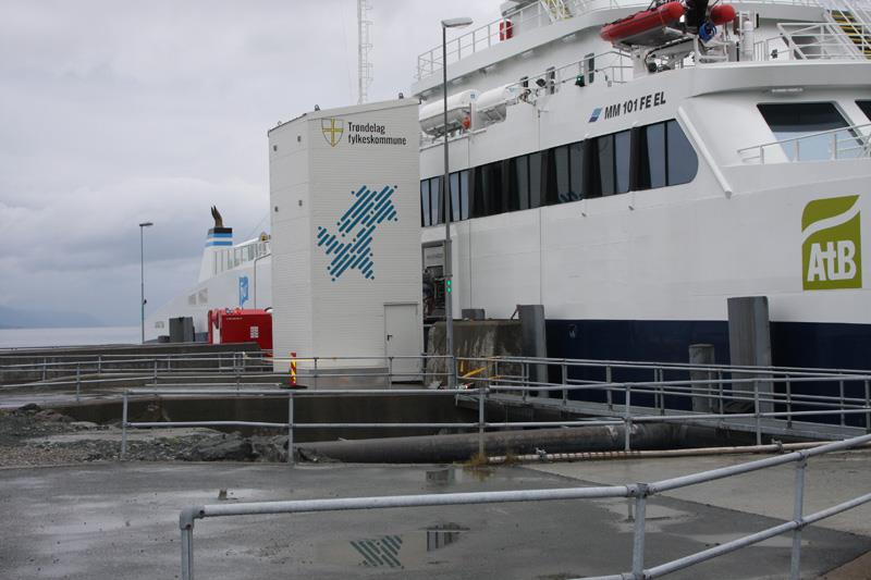 MF Lagatun legger til ved ladetårnet på ferjeleiet på Flakk. Foto: Karl-Henrik Linder