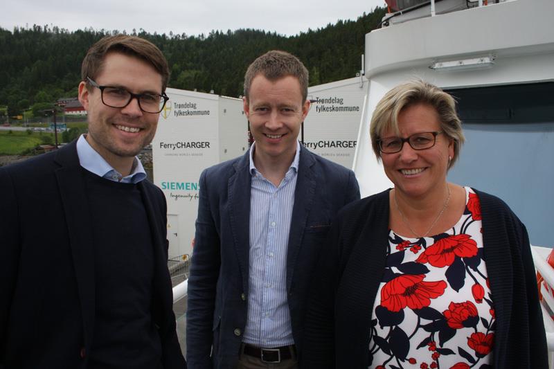 Fra venstre: Leder av Hovedutvalg for transport Per Olav Hopsø, Torstein Sole-Gärtner fra Siemens, Adm. direktør Grete Fuglem Tennås i FosenNamsos Sjø. Ladetårnene i bakgrunnen. Foto: Karl-Henrik Linder