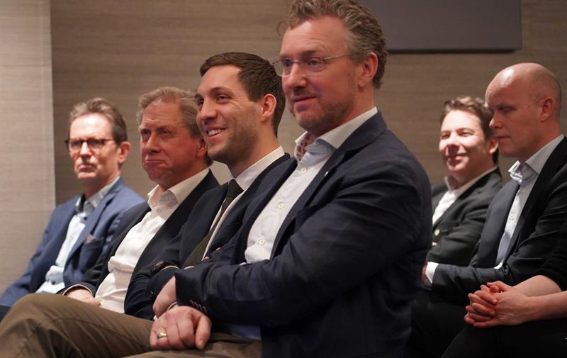 Fylkesordfører Tomas Iver Hallem og klima- og miljøminister Andreas Bjelland Eriksen i selskap med flere av samarbeidspartnerne i NORHyWAY. Foto: Lars Bugge Aarset/Fremtidens Industri.