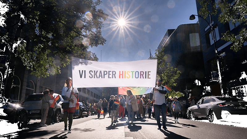 Banner med "Vi skaper historie" fra  under festivalenTrondheim pride.