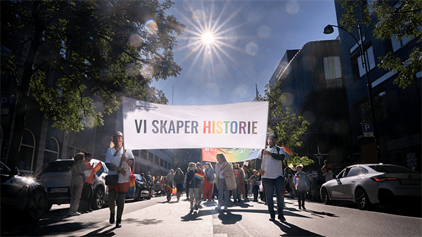 Banner med "Vi skaper historie" fra  under festivalenTrondheim pride.