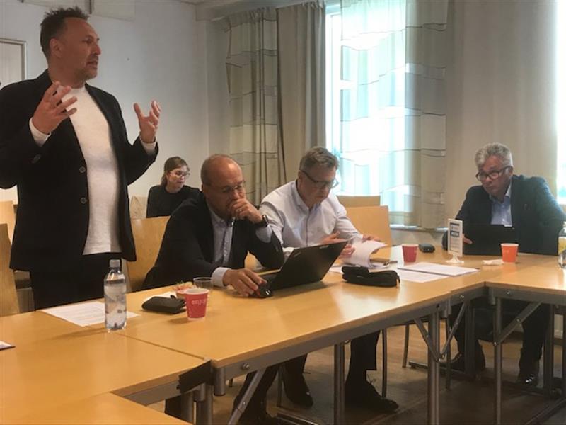 Engasjert Tore O. Sandvik Fylkesordfører Tore O. Sandvik, prosjektdirektør i Nye veier Johan Arnt Vatnan, partner i Arntzen de Besche Jon Gresseth og fylkesrådmann Odd Inge Mjøen (Foto: Jørn Arve Flått)