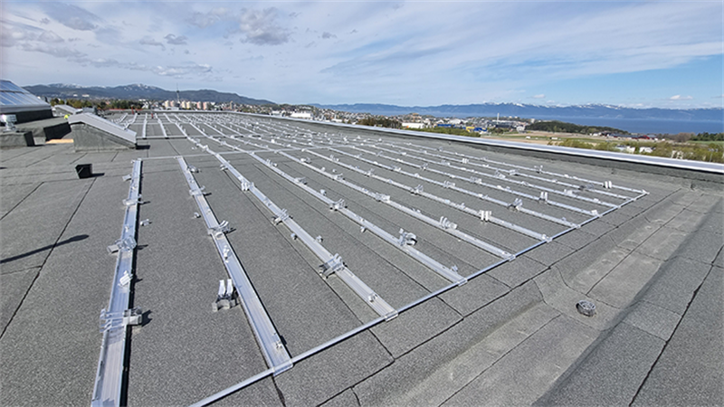Taket på Charlottenlund videregående skole er klart for montering av solcellepaneler. 