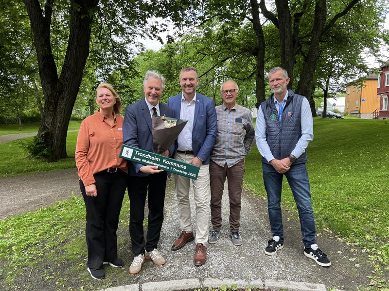 Trondheim er årets friluftskommune i Trøndelag. (F.v.) Bente Lier, generalsekretær i Norsk friluftsliv, Erling Moe, varaordfører i Trondheim, fylkesordfører Tomas Iver Hallem, friluftsmann og forfatter, Stein P. Aasheim og daglig leder i Friluftsrådenes Landsforbund, Paul Waaler. Foto: Ida Valsø, Trøndelag fylkeskommune.