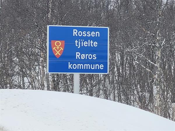 Kommuneskilt på samisk i Røros kommune. Foto: Morten Aune, Trøndelag fylkeskommune