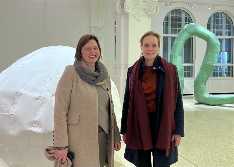 Riksantikvar Hanne Geiran og fylkesantikvar Anne Bjørg Svestad. I bakgrunnen ses en utstilling med moderne kunst.