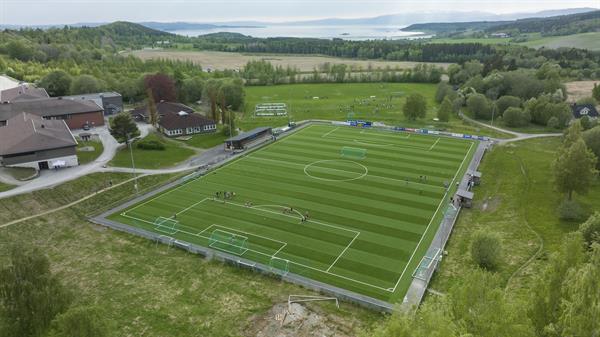 Dronefoto av fotballbane.