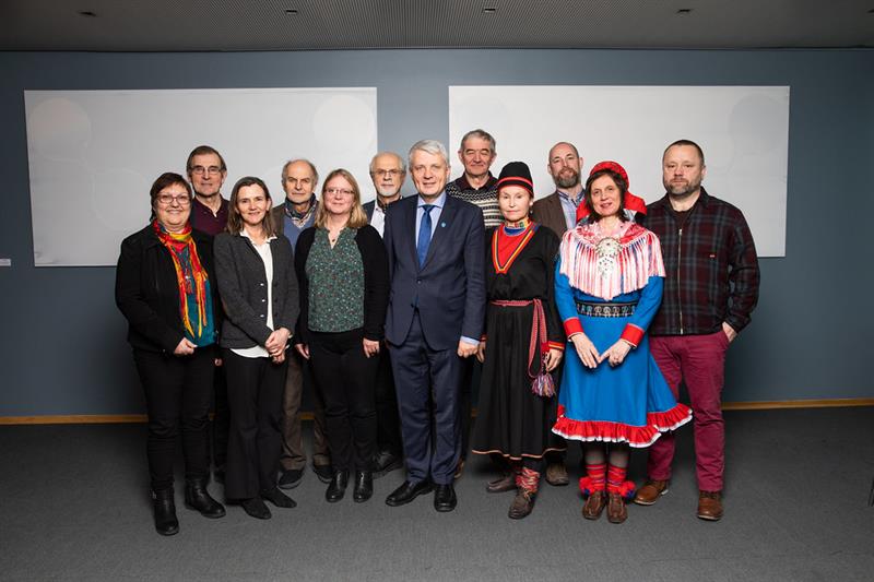 Sannhets- og forsoningskommisjonen. f.v. Marit Myrvoll, Einar Niemi, Anne Julie Semb, Aslak Syse, Pia Lane, Per Oskar Kjølaas, Dagfinn Høybråten, Ivar Bjørklund, Anne Kalstad Mikkelsen, Ketil Zachariassen, Liv Inger Somby og Håkon Hermanstrand. Foto: Stortinget
