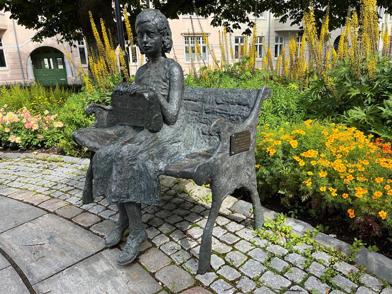 Cissi Klein på benken.jpg Statue av Cissi Klein som sitter på en benk.