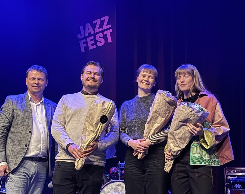 Prismottakerne samlet på scenen under Jazzfest i Trondheim med blomster i hendene.
