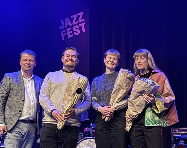 Prismottakerne samlet på scenen under Jazzfest i Trondheim med blomster i hendene.