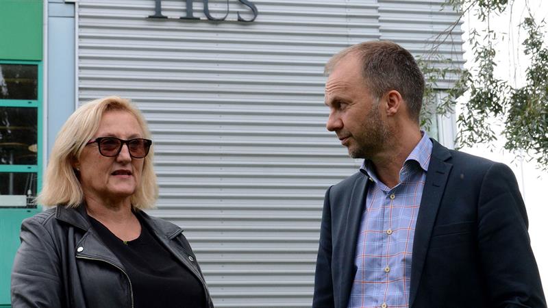 Trøndelag fylkeskommune og NAV Trøndelag styrker samarbeidet for at flere ungdommer skal fullføre videregående opplæring. På bildet: Regiondirektør i NAV, Bente Wigum og fylkesdirektør for utdanning Vegard Iversen (Foto: Bjørn Tore Hals)
