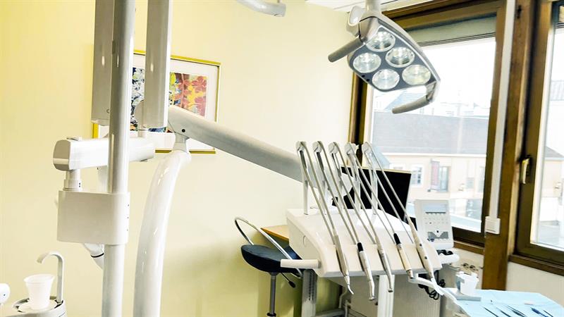 Bilde av en tannlegestol på en tannklinikk i Trøndelag.