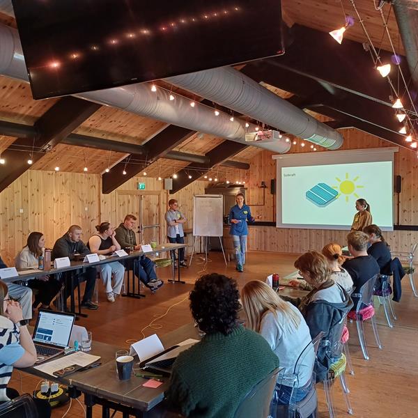 Daniel Øystrøm, Anahita Koushan og Ragna Wahl fra UngKlima og UngEnergi presenterte forskning på klima og energi for Ungdommens fylkesutvalg på Bjerkeløkkja på Oppdal 29. september 2023. Bilde: Mari Roald Bern.