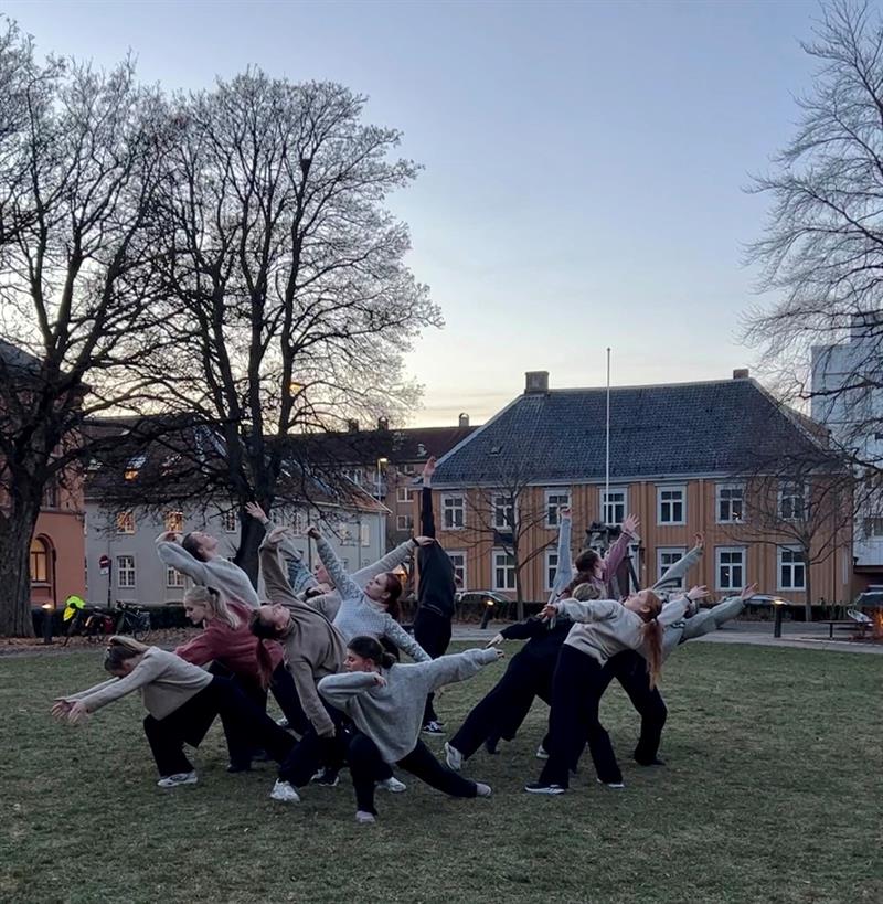 Klassen VG3 dans fra Cissi Klein fremførte dansen «Aldri Glemme»..jpg Klassen VG3 dans ved Cissi Klein videregående skole danser i parken på Museumsplass.