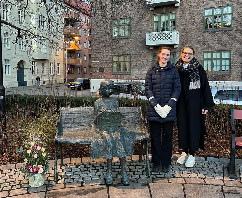 Rektor Elisabeth Tandstad og elevrådsleder Sara Stevens ved Cissi Klein videregående skole..jpg Rektor Elisabeth Tandstad og elevrådsleder Sara Stevens ved Cissi Klein videregående skole står ved siden av Cissi Klein-statuen.