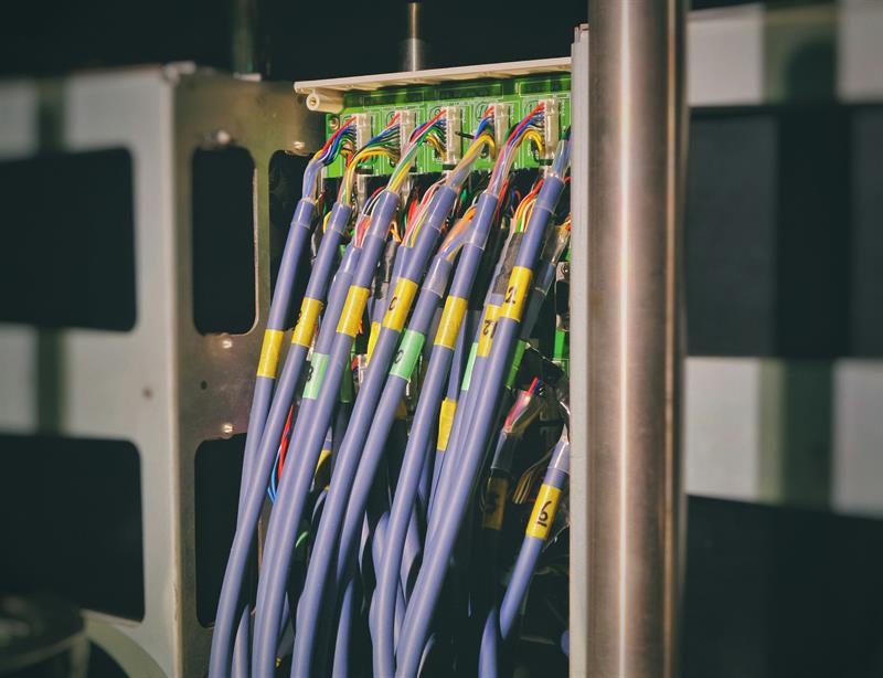 Utbyggingen vil i hovedsak basere seg på fiberteknologi, med unntak av ett prosjekt. Fotograf: Posessed Photography