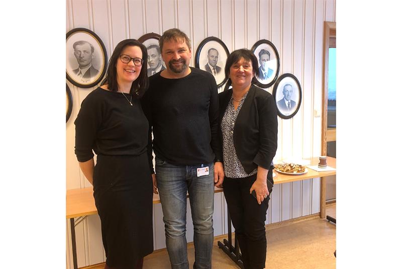Ordfører Jens Arne Kvello i Tydal sammen med Hildegunn Nortug (t.v) fra Distriktssenteret og Tove Gaupset fra fylkeskommunen. Foto: Marianne Solbakken