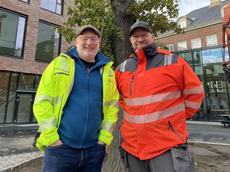 Einar Birgisson og arborist Stig Vikan. Bilde