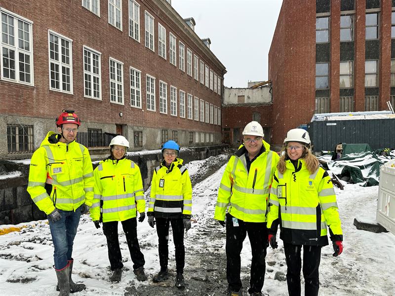 Folk på Trondheim katedralskole. Bilde