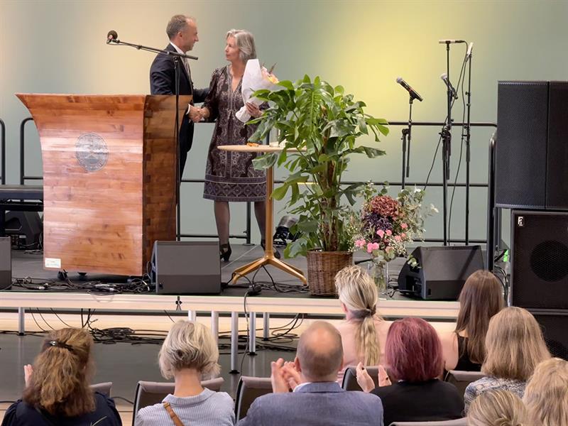 Vegard Iversen gratulerer rektor Hilde Hov under åpningen torsdag 28 august 2025_Foto_Bjørn Langli_Trøndelag fylkeskommune.jpg Åpning av Trondheim Katedralskole. Bilde