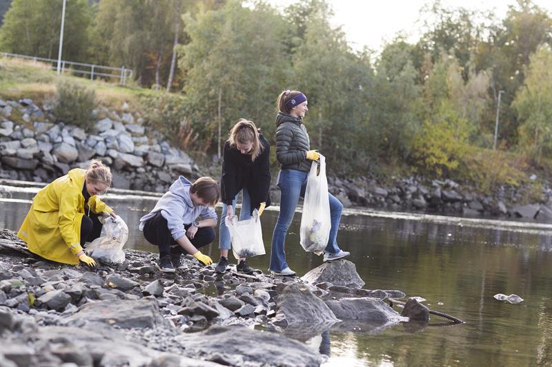 Plastplukking 28. september 2019 Fire ungdommer på klimaverksted plukker plast langs elva Orkla. Foto: Ronny Danielsen.