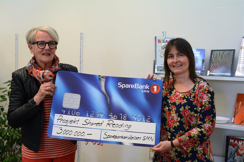 DSC_4637.JPG Styreleder i Sparebankstiftelsen SMN Anne-Brit Skjetne overleverte sjekken til prosjektleder Kari Hortman. Foto: Mona Jønvik Andersson