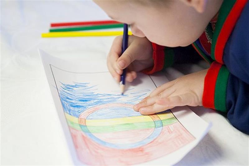Illustrasjonsbilde som viser en hånd som tegner et samisk flagg (Foto: Inga F. Rossing)