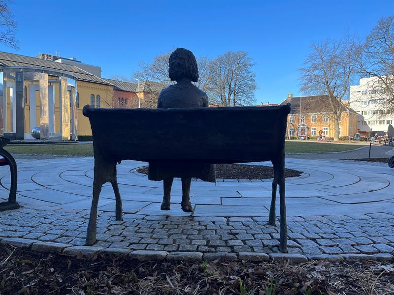 Statuen av Cissi Klein som for evig skuer utover parken. Foto Monica Anette Rusten/TRFK