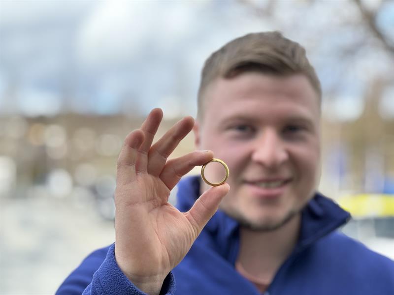 Eirik Syvertsen med gullring. Bilde