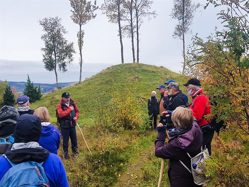 På befaring og guiding i Hallemsmarka gravfelt. Foto Heidi Carine Brimi