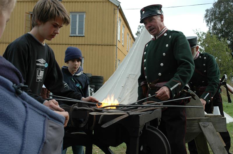 Ungdom prøver smiing på Rinnleiret. Foto: Jan Inge Yri/TRFK