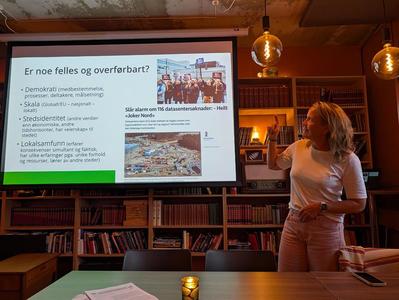 Berit Therese Nilsen fra NTNU Samfunnsforskning holder presentasjon mens hun peker mot et lerret.