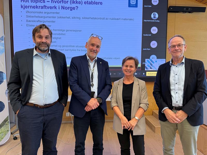 Gruppebilde av: Lars Petter Maltby (Prosess21), fylkesdirektør Carl-Jakob Midttun, May Thorseth (NTNU) og Asgeir Tomasgard (NTNU).