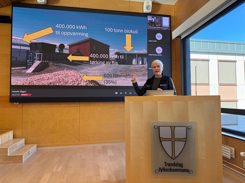 Tove Hatling Jystad fra Grønt kompetansesenter Mære-Skjetlein holder en presentasjon fra en talestol. Hun peker mot et lerret.