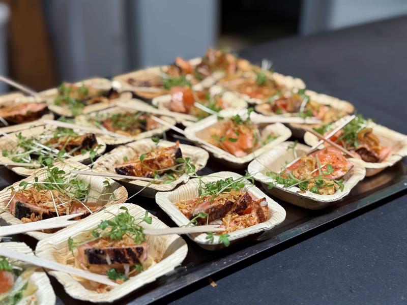 Laks fra Frøya «Tataki» – servert med søt basilikum og spicy kålrotsalat.