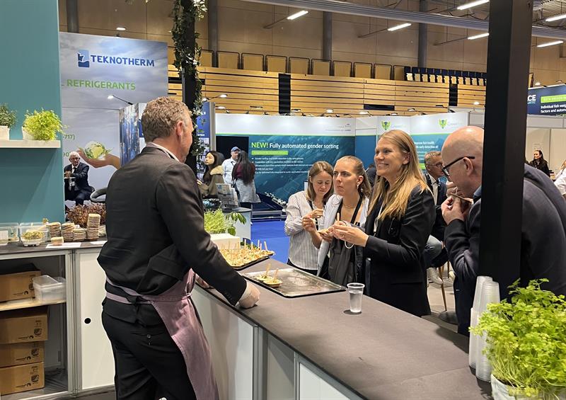 Fornøyde besøkende får servert en smak av havets delikatesser på Trøndelags stand.