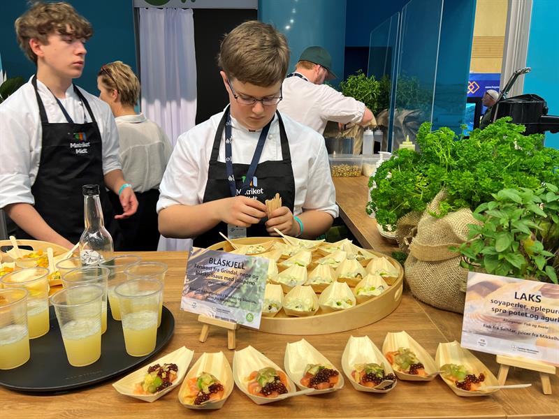 Elever fra restaurant- og matfag har ansvar for å dandere smaksprøvene.