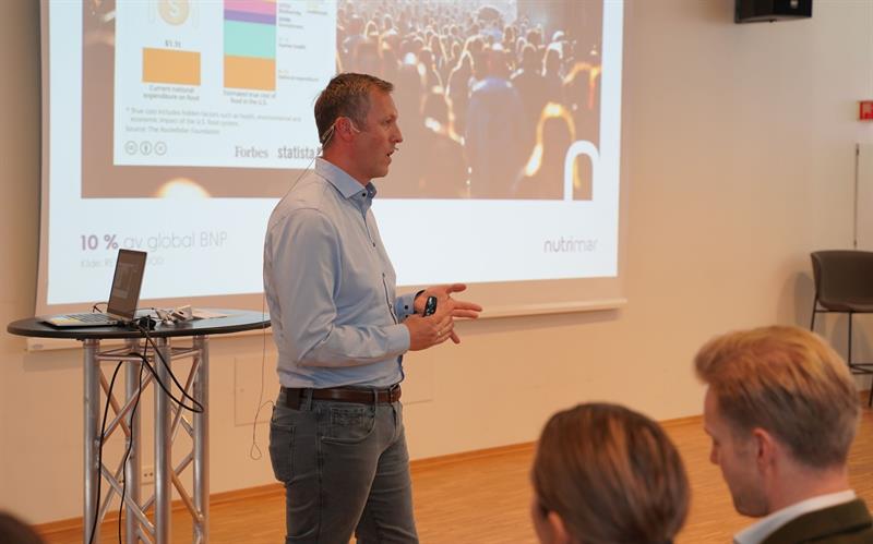 Edgar Skjervold 2.jpg Edgar Skjervold står foran et lerret og holder en presentasjon om Nutrimar.