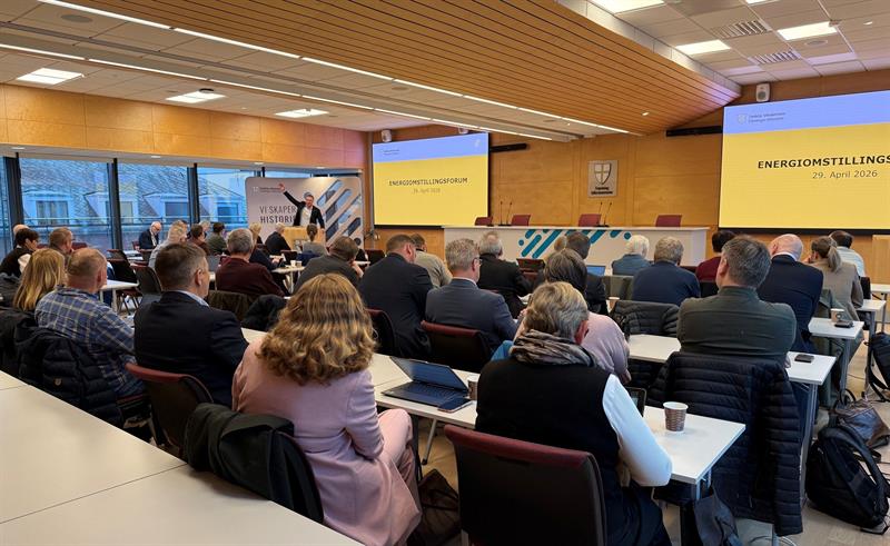 Fylkesordfører Tomas Iver Hallem står bak prekestolen og snakker til et publikum på rundt 45 personer i Fylkestingssalen.