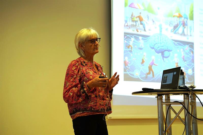 Marit Aursand.jpg Bilde av Marit Aursand, seniorforsker i Sintef Ocean, som står ved siden av en PC og foran en skjerm.