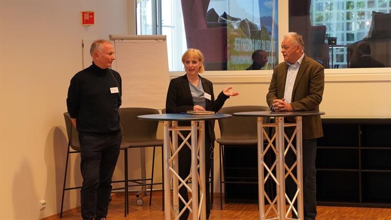 Paneldialog 2.JPG Pål Talmo, Ida Stuberg og Dag Hjelle står ved siden av hverandre og deltar i en paneldialog.