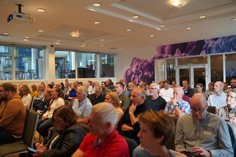 Publikum 2.jpg Oversiktsbilde av publikummere som sitter på stoler og ser mot scenen.