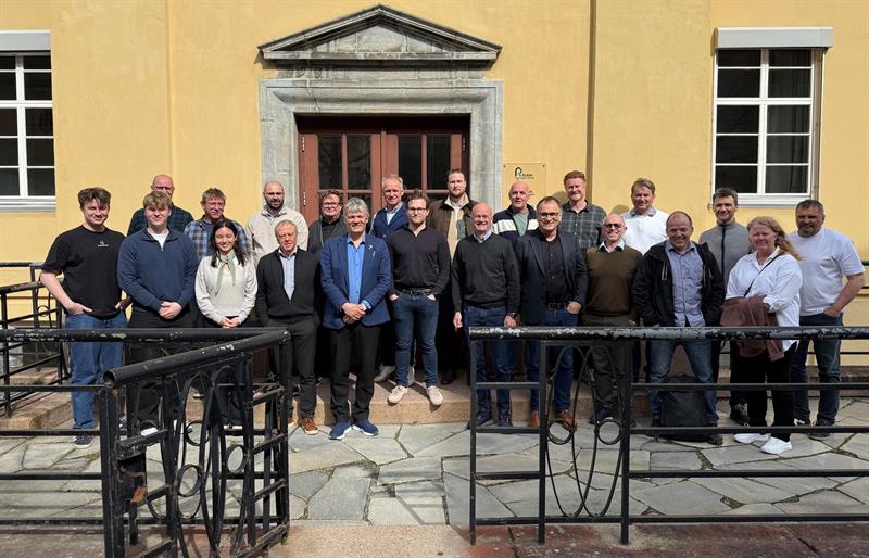 Utendørs gruppebilde i sola av 22 deltakere på studieturen.