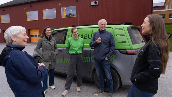 Folk samlet foran Klimabuzzen. Bilde