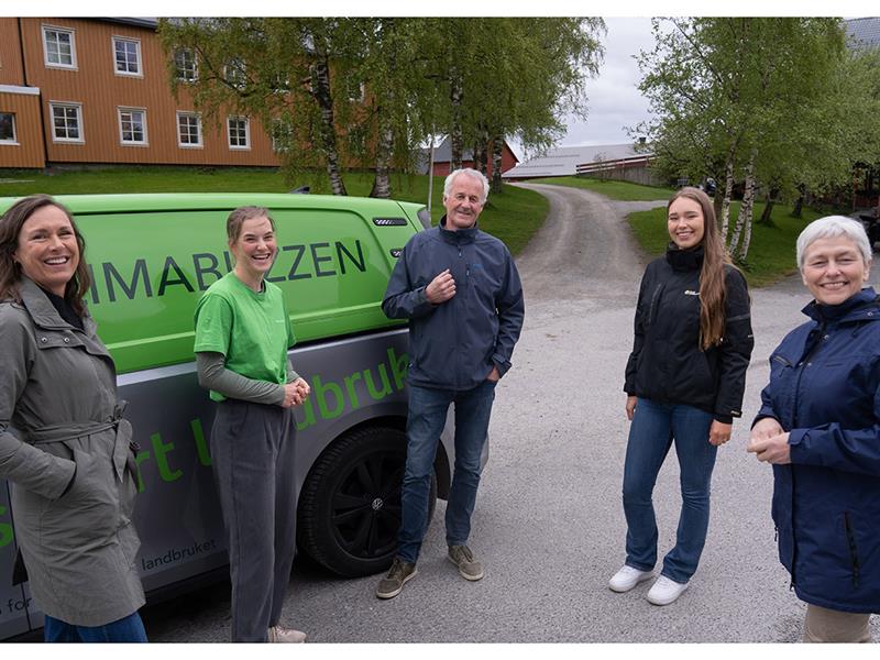Folk samlet foran Klimabuzzen. Bilde