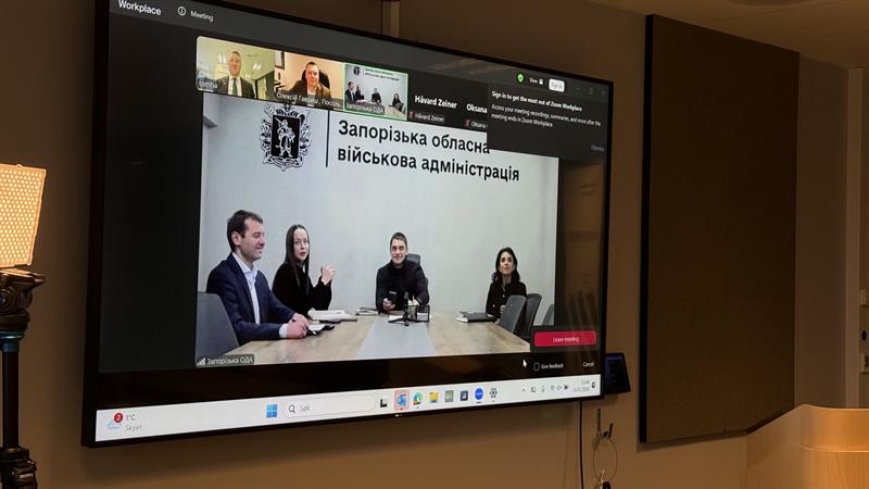 Personer i Zoom-møte i forbindelse med signering. Bilde